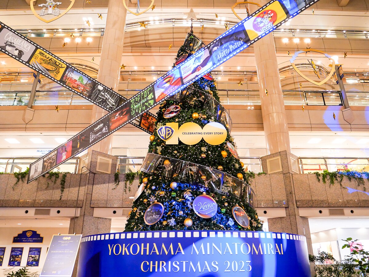 ランドマークプラザ1階「サカタのタネ ガーデンスクエア」のメインツリー「IMAGINATION FILM TREE」