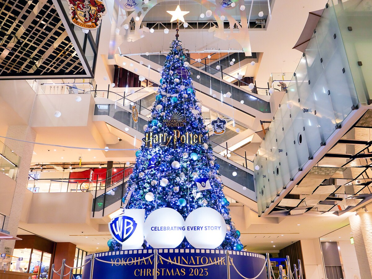 『ハリー・ポッター』をモチーフとしたツリー「SNOW FILM TREE」が1階「グランドガレリア」に登場