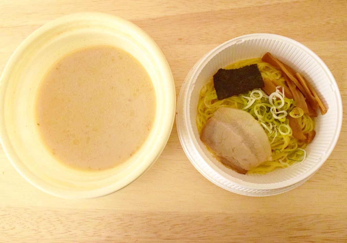 上の段に麺と具材・下の段にとんこつスープが入っています