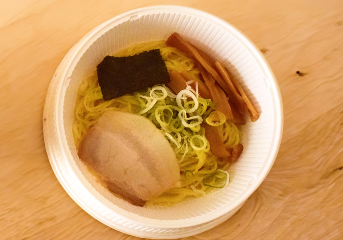 具材はねぎ・チャーシュー・のり・メンマ。