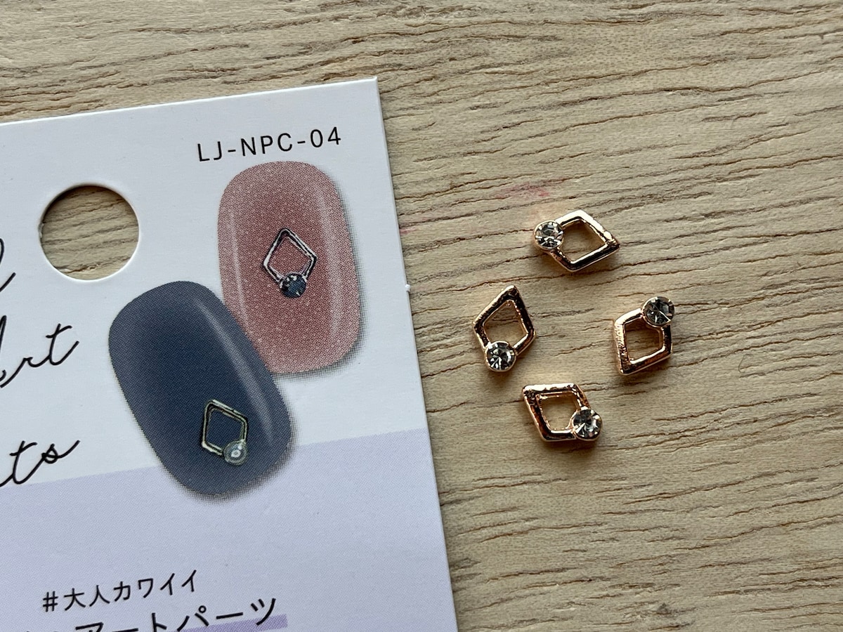 キャンドゥの「ネイルパーツ ひし形フレーム」は存在感がある
