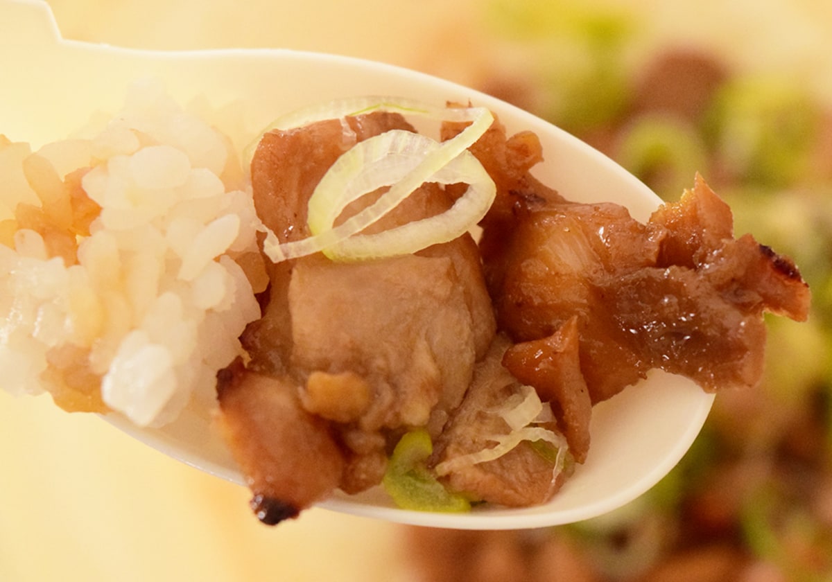 ごはんにもてりやきチキンの甘いたれがかかっていて一体感があります。