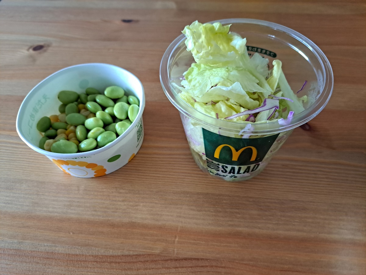 マクドナルドの「えだまめコーン」（左）と「サイドサラダ」（右）は低カロリーの組み合わせでおすすめ