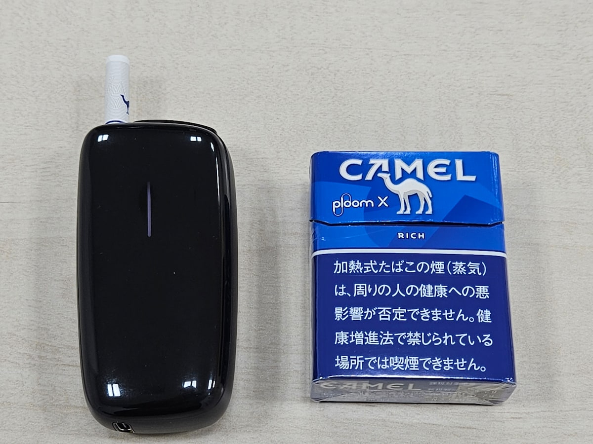 たばこスティックを挿し込むと加熱がスタートする