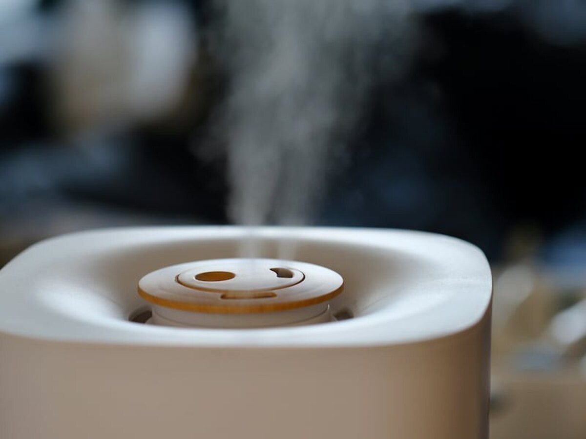 エアコンの下に加湿器を置くのはカビの原因にも？