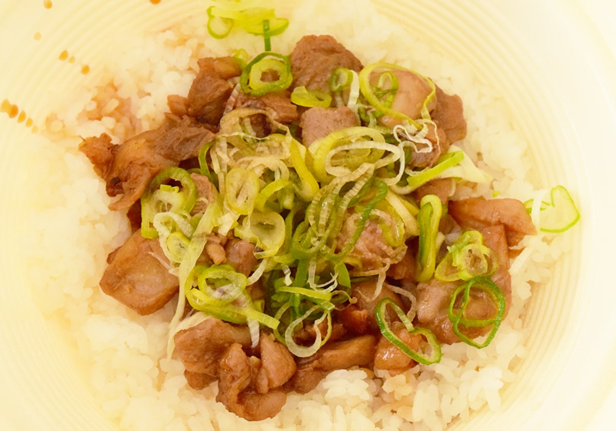 甘辛い味付けのてりやきチキンもおいしい一品