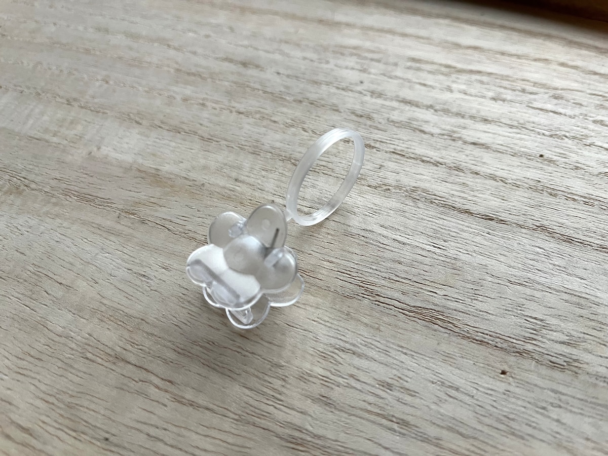 セリアの「カーテンクリップ フラワー」のリングの内径は約2.2cm