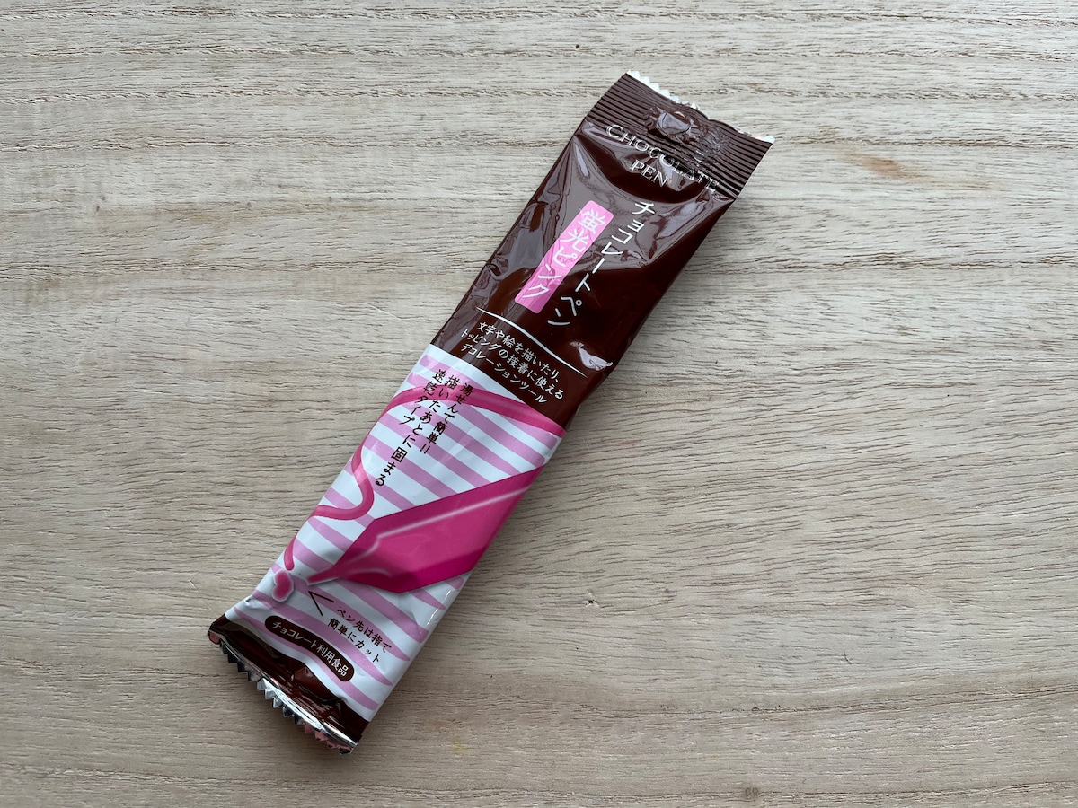 セリアの「チョコレートペン 蛍光ピンク」