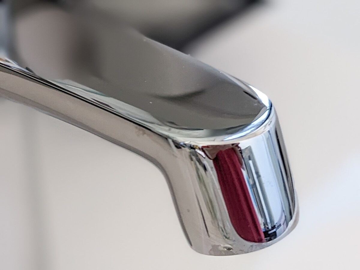 「水回りの汚れ用　掃除シート」で汚れを落とした蛇口