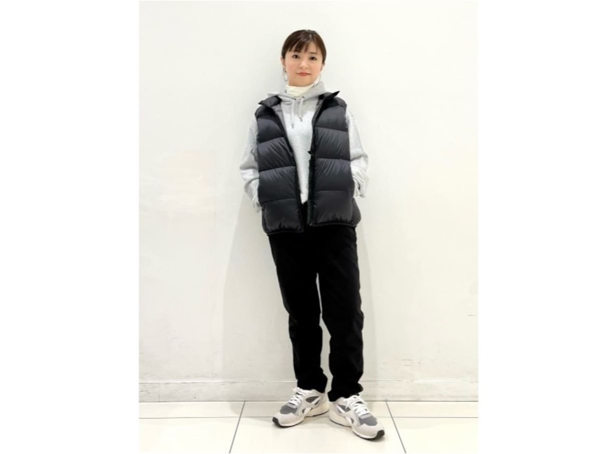 薄手でレイヤードしやすい「白」は特に大活躍間違いなし　出典：StyleHint