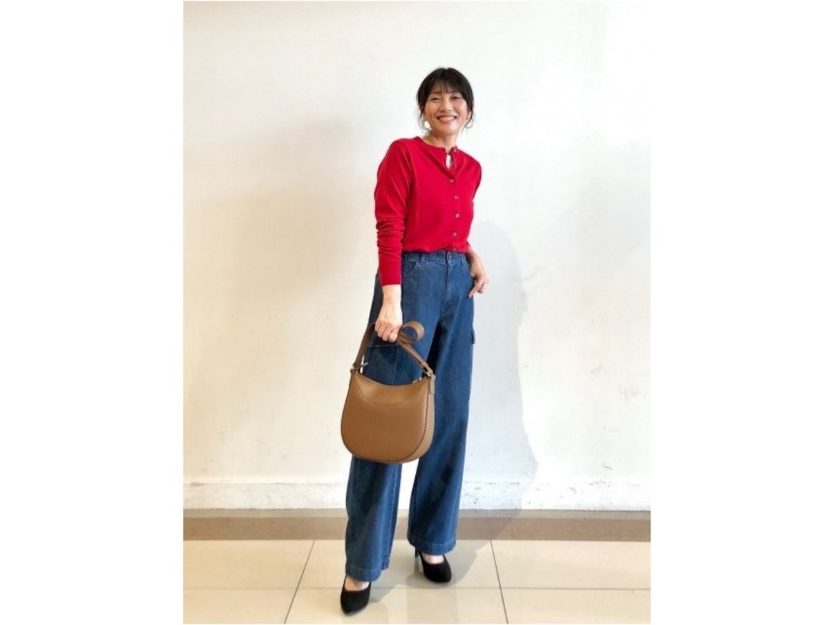 トップスを選ばないクルーネック型は一枚は持っておきたい　出典：StyleHint