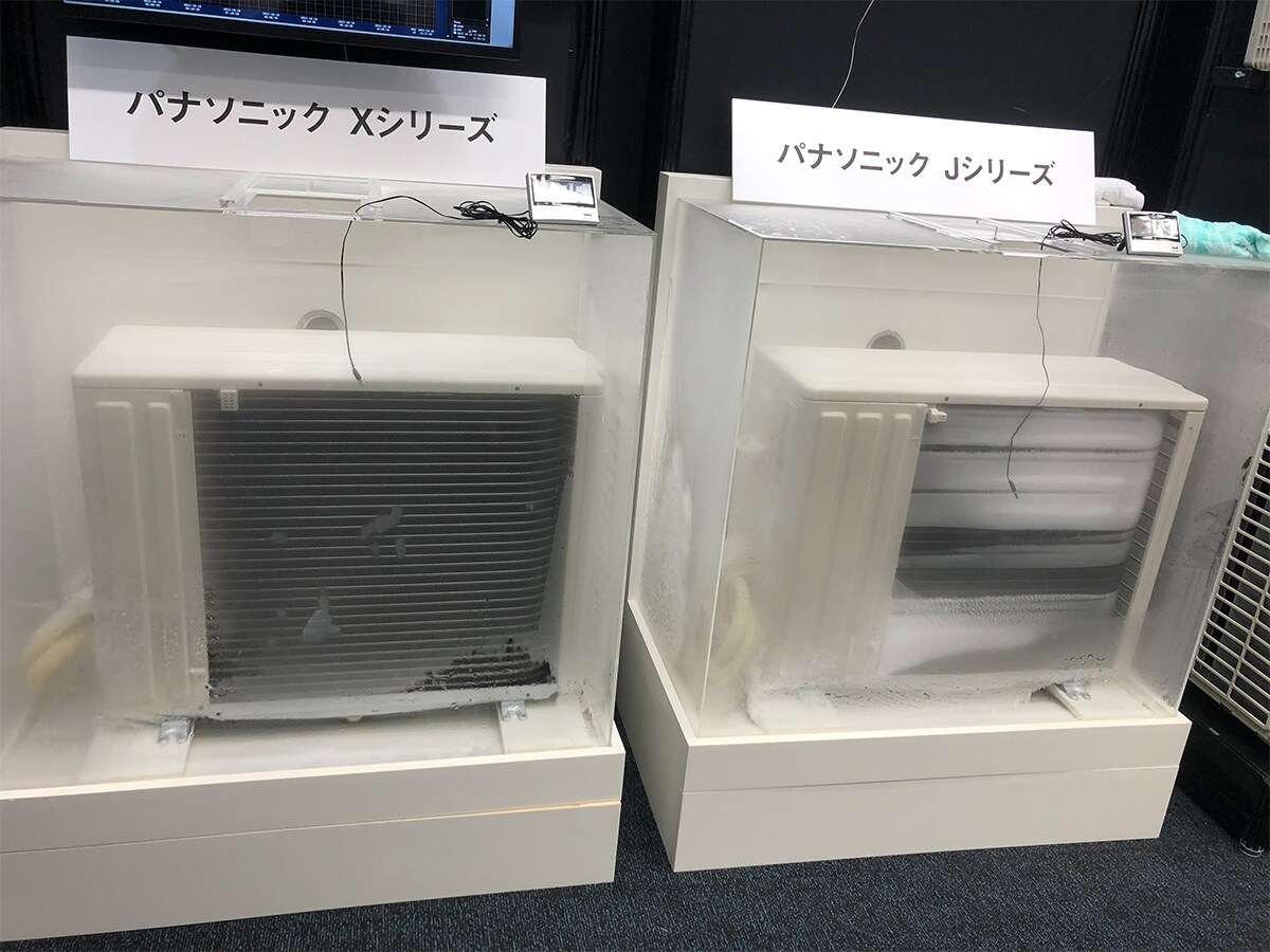 「エネチャージ極上暖房」を搭載したXシリーズと非搭載のJシリーズを比較すると、Jシリーズには霜がびっしりとつき、風の通り道が塞がれているのがわかります