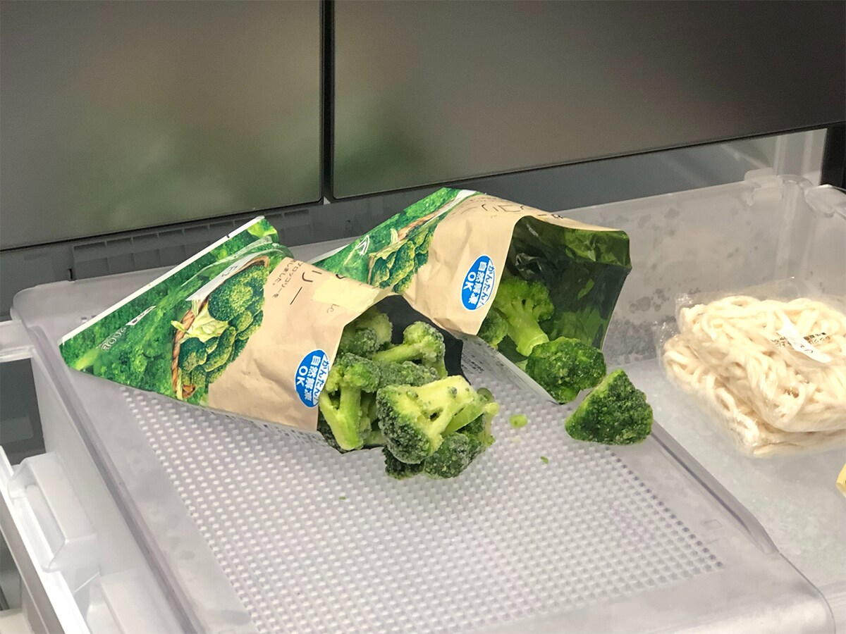 うまもりカバーを使用したブロッコリー（右）は霜がほとんどついていません