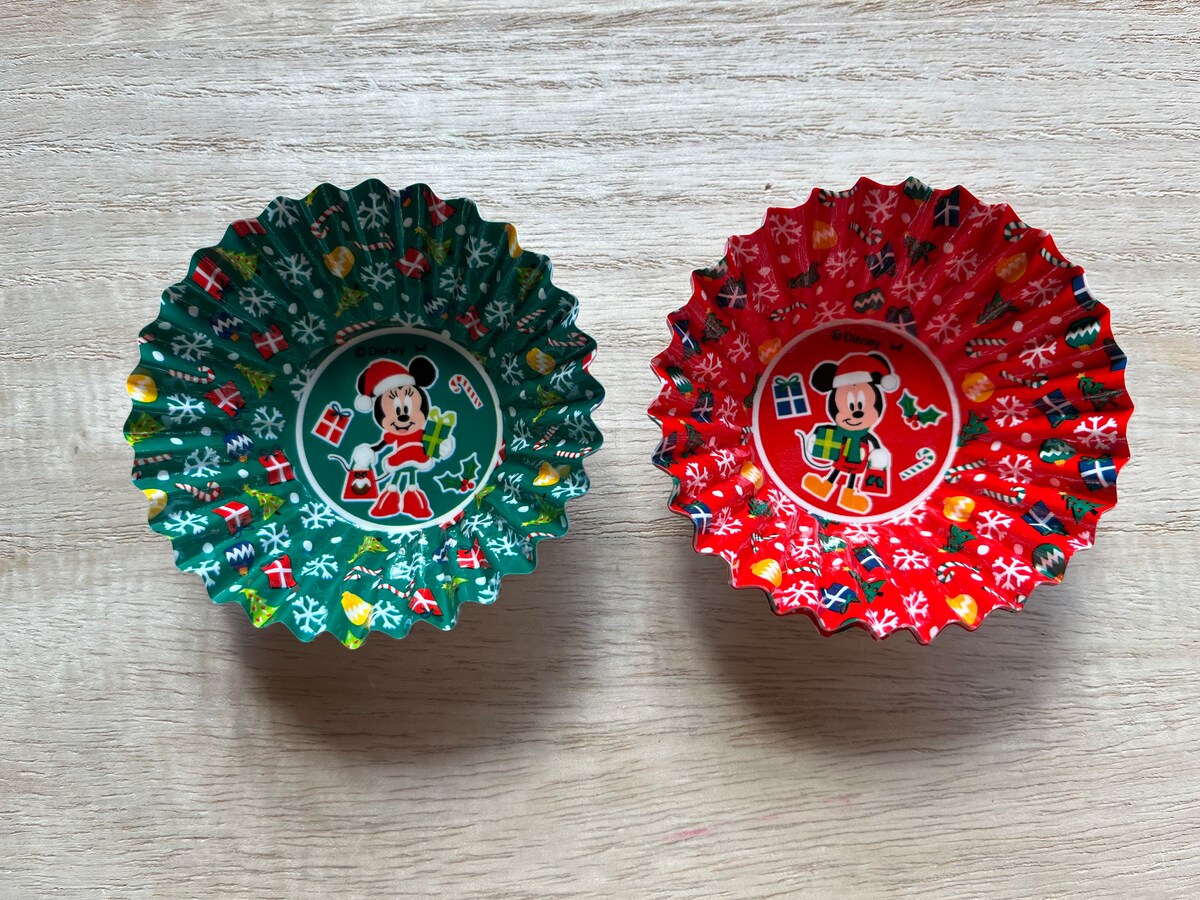 セリアの「おかずカップ　6号」は緑と赤の2色セット