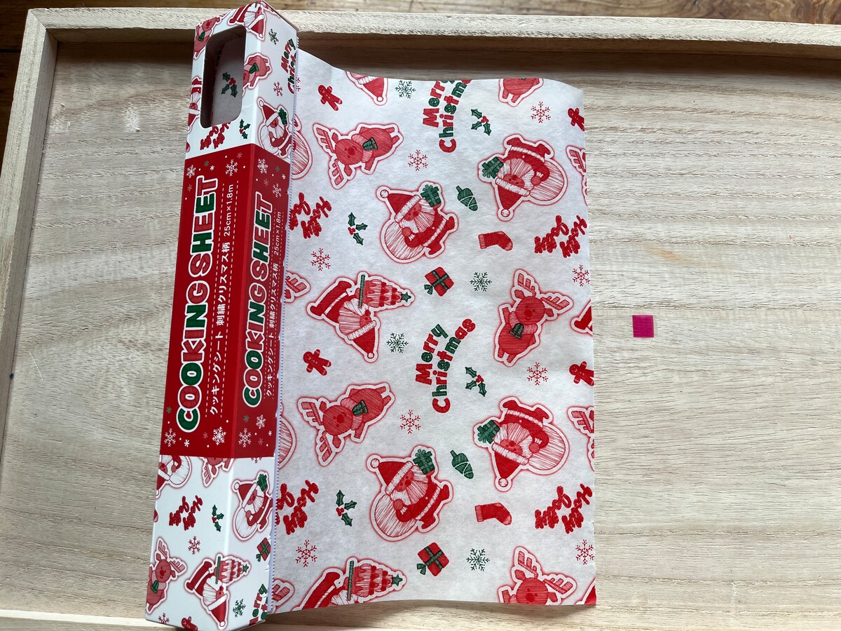 セリアの「クッキングシート刺繍クリスマス柄」にはサンタクロースやトナカイが描かれている