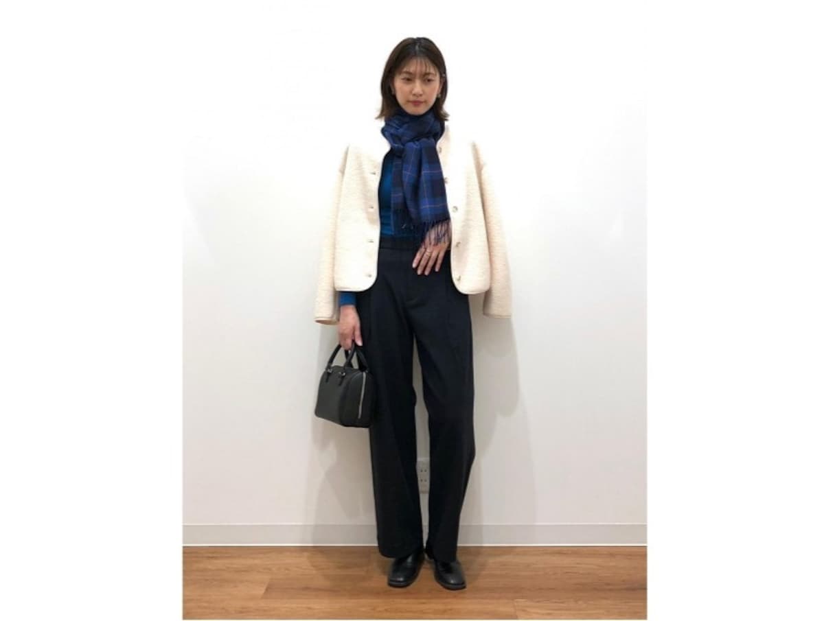 クルーネックはマフラーなどのアレンジもしやすいのがメリット　出典：StyleHint