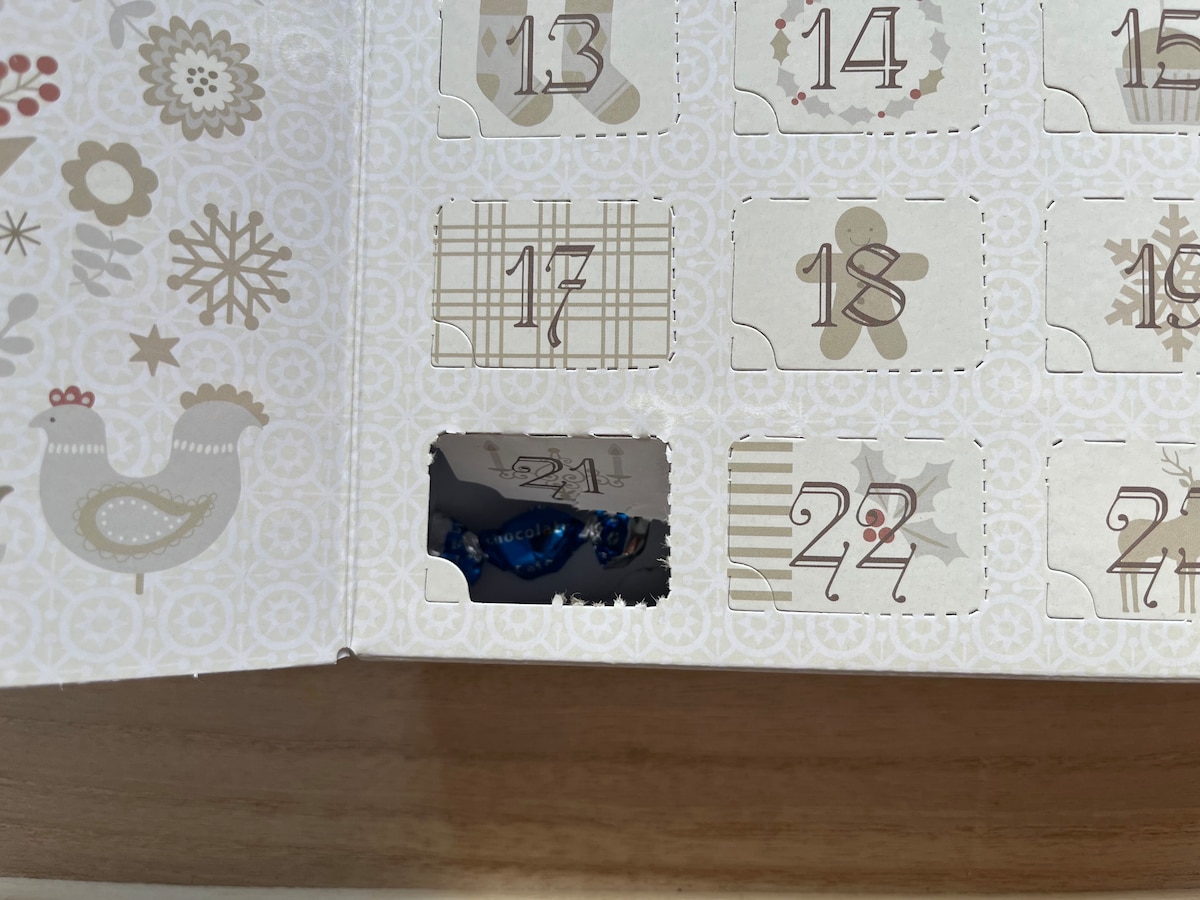 マスを開けるとお菓子が取れるようになっている