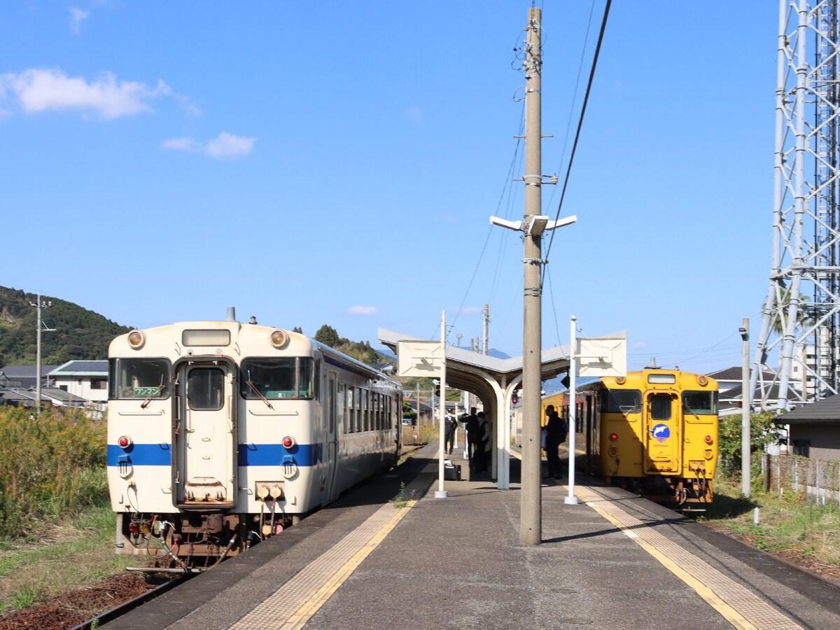 油津駅に停車中の列車