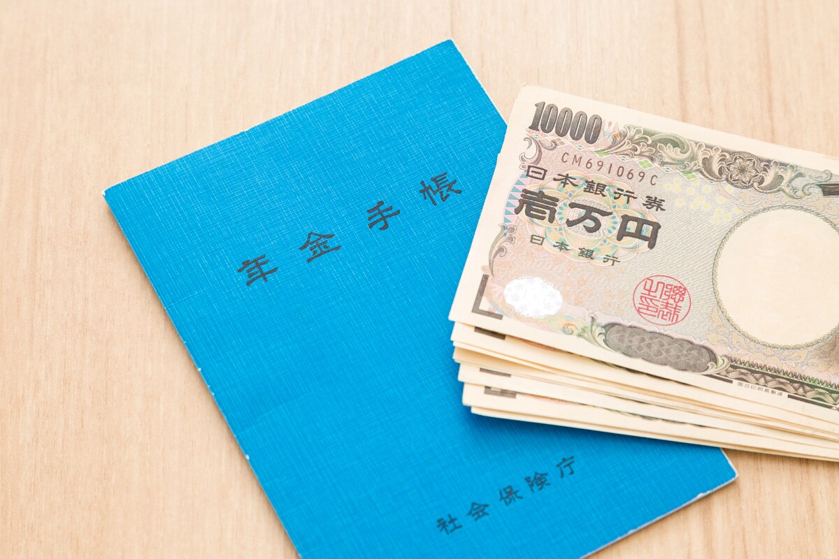 手帳と札