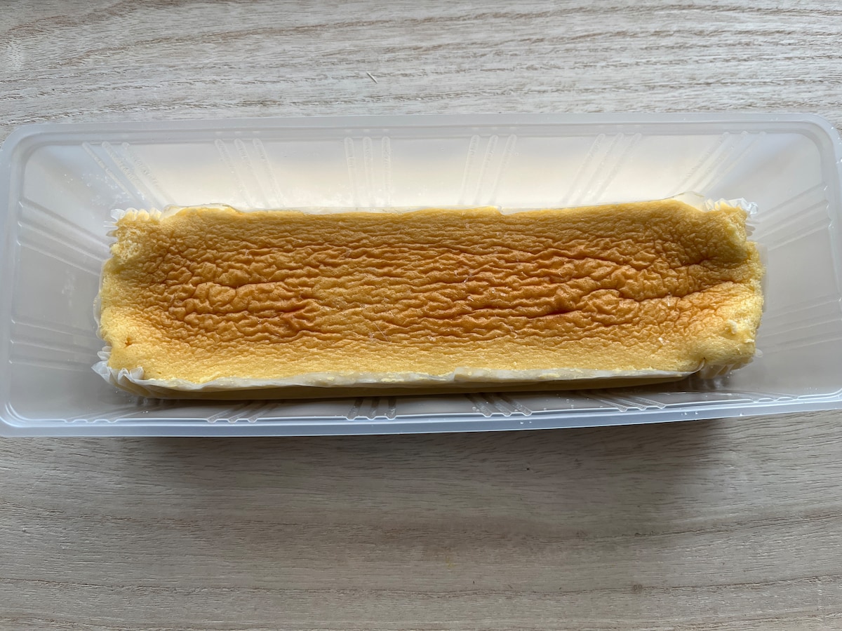 業務スーパーの「スフレチーズケーキ」は1本の状態で冷凍されている