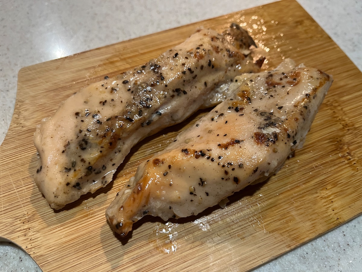 業務スーパーの「ローストサラダチキン」は自然解凍でOK