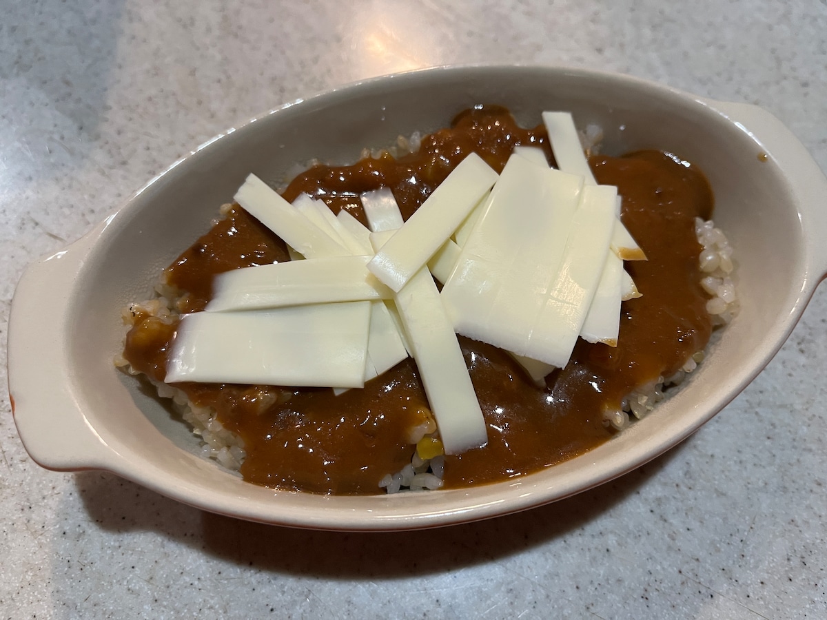 耐熱皿にご飯を入れて、その上に業務スーパーの「ミートドリア」をかける