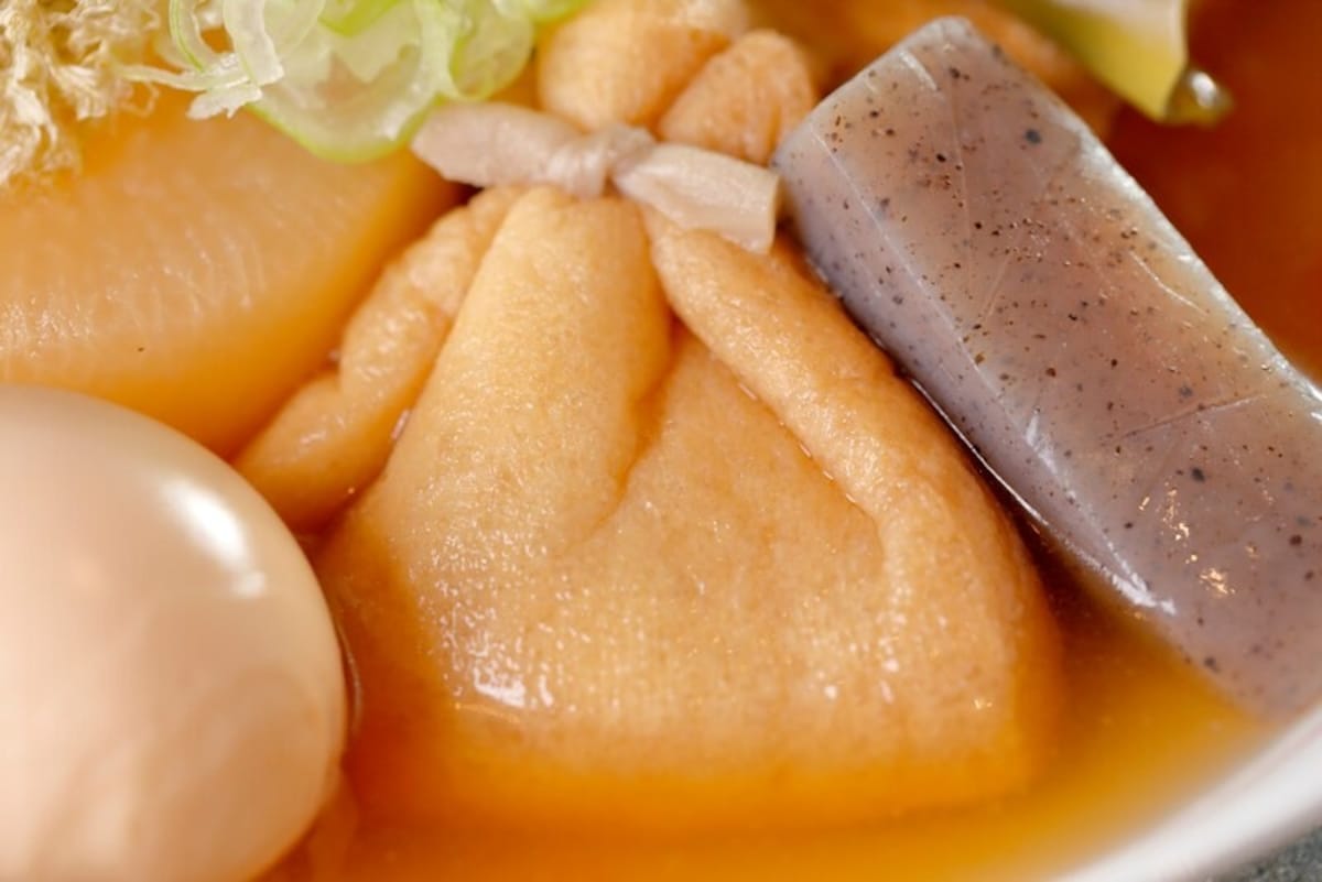 油揚げを半分に切って中にお餅を入れて鍋やおでんに。口はかんぴょうで結ぶほか、爪楊枝をさしても。食べるときに爪楊枝をはずすのを忘れずに。