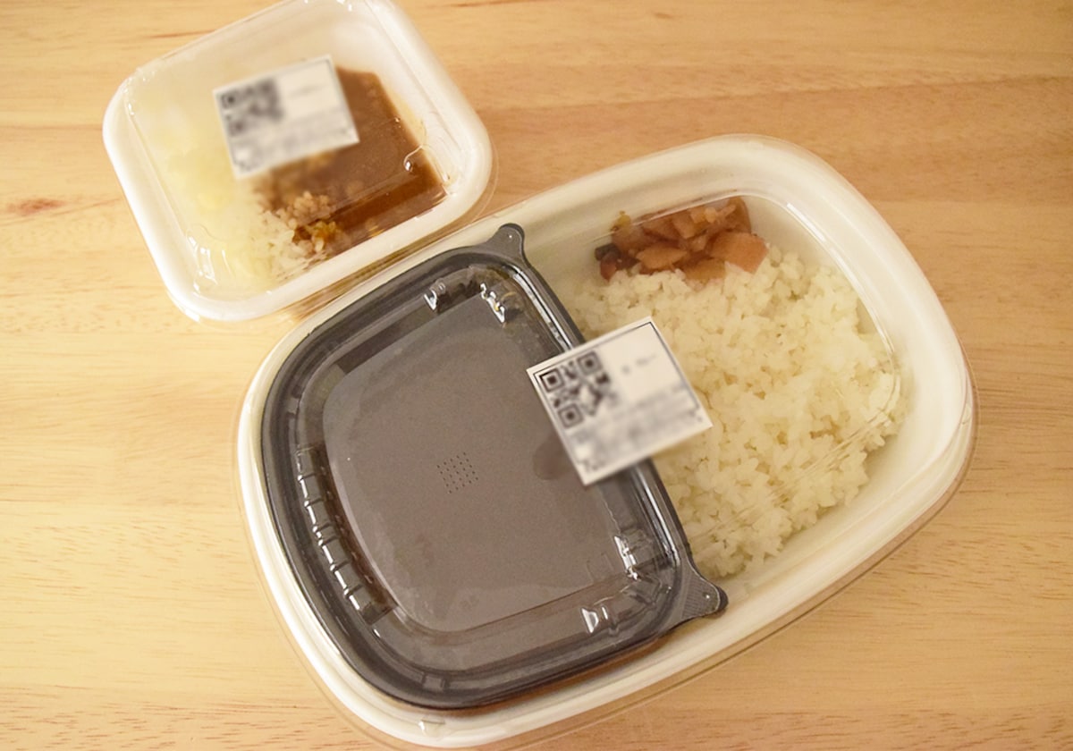 すき家「カレー（並盛）」とともに並べてみましたが、分量の差は明確