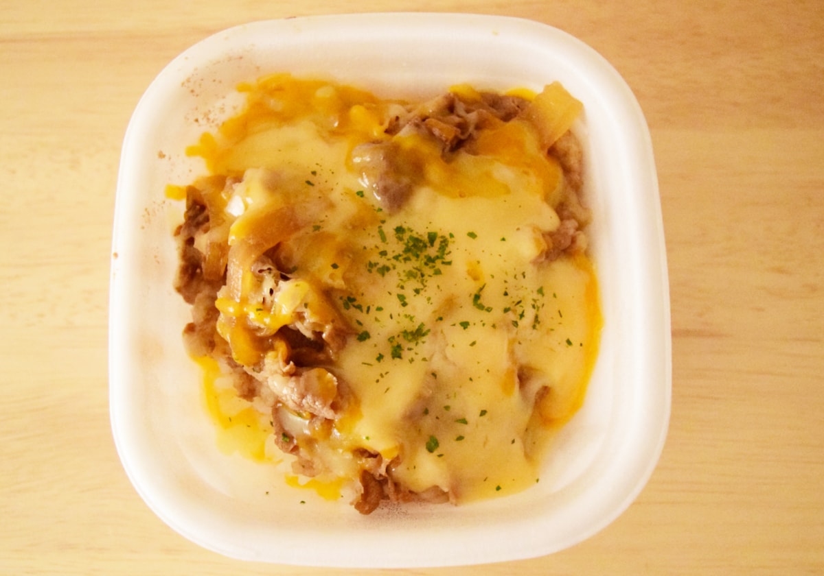 牛肉の上に、レッドチェダー、エグモント、モッツァレラ3種類のチーズがかかっています