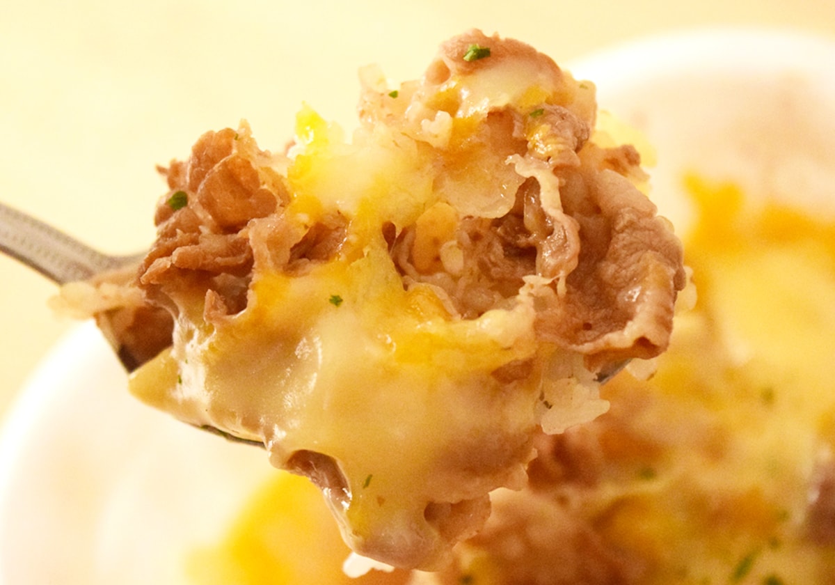 チーズのまろやかさに甘辛い牛肉が絶妙なハーモニーを奏でています