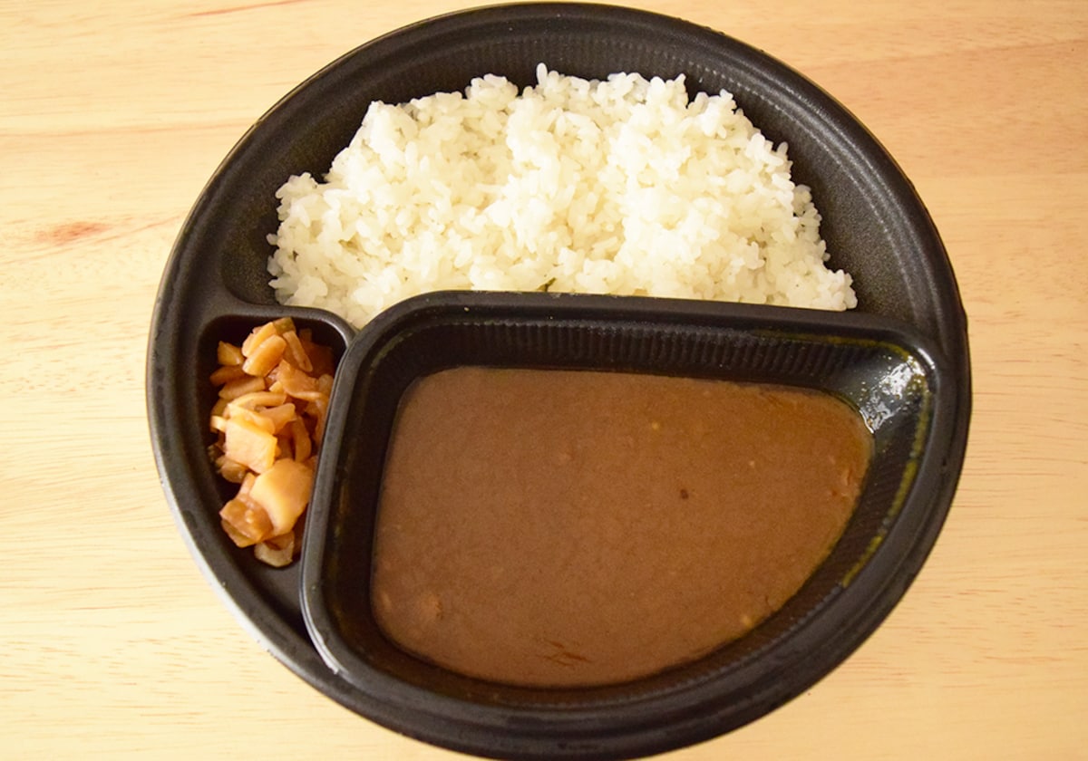 ごはんとカレー、大根の漬物が入っています。