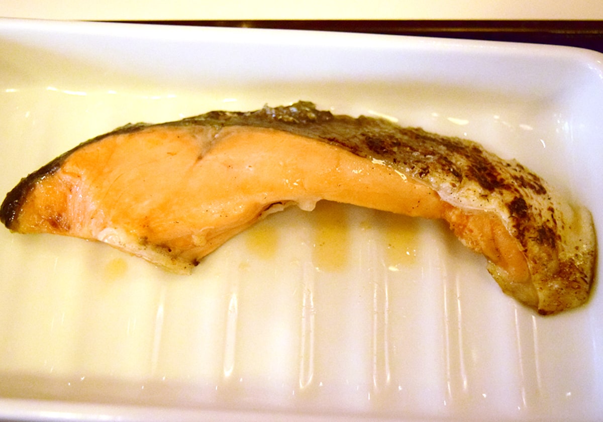 よく焼けた鮭の切り身。食欲がそそられます。