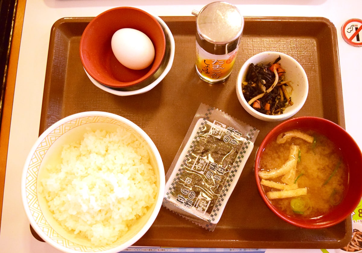 ごはん・みそ汁・たまご・のり・季節の小鉢が付いています