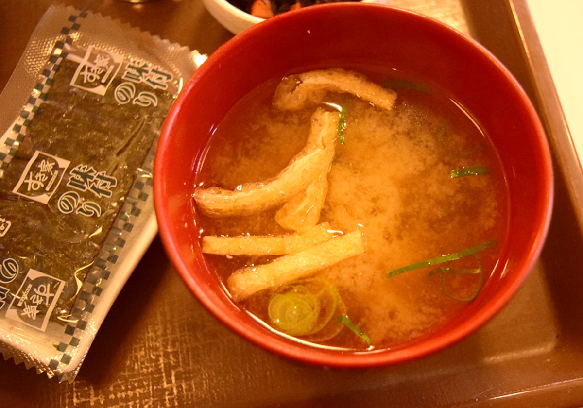 みそ汁は油揚げとねぎ、わかめが入っていて、あっさりとした味付け