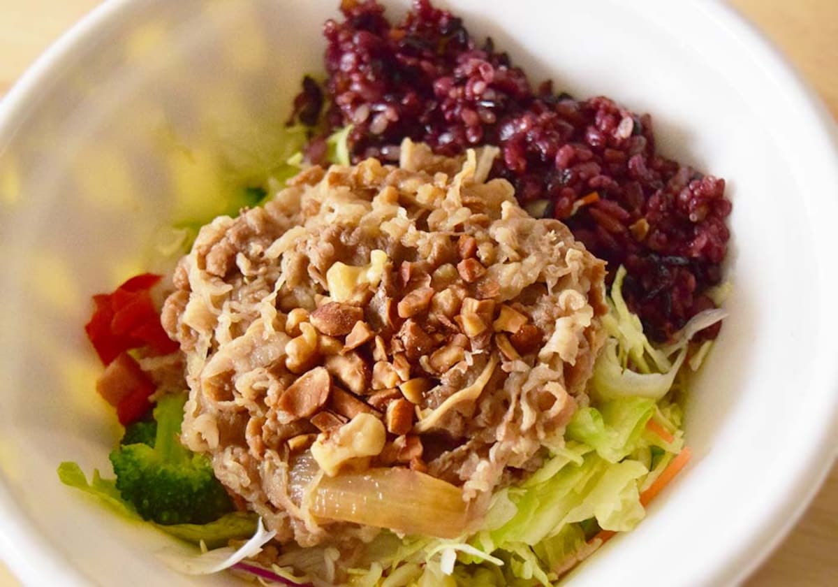牛肉がトッピングされていて、すき家らしい