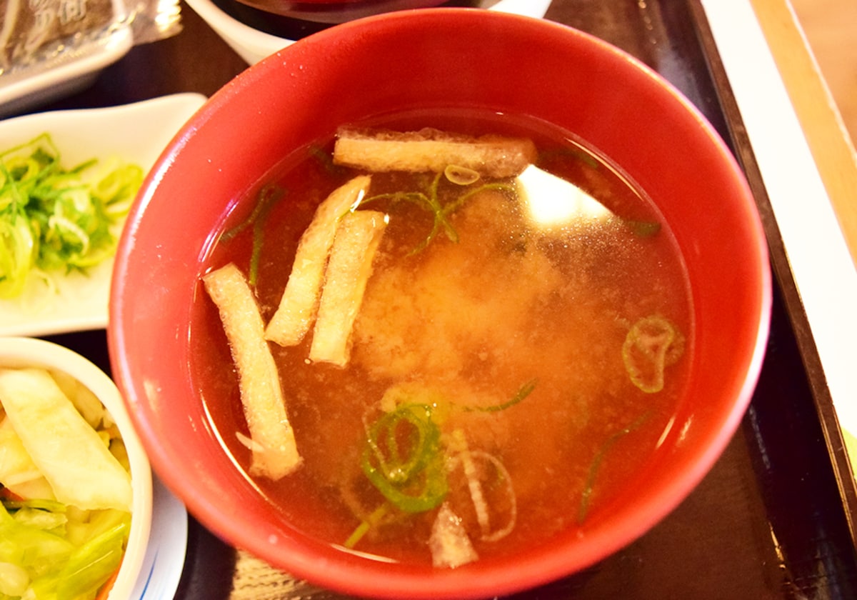 みそ汁は油揚げ・わかめ・ねぎが入っていてあっさりとした味わい。