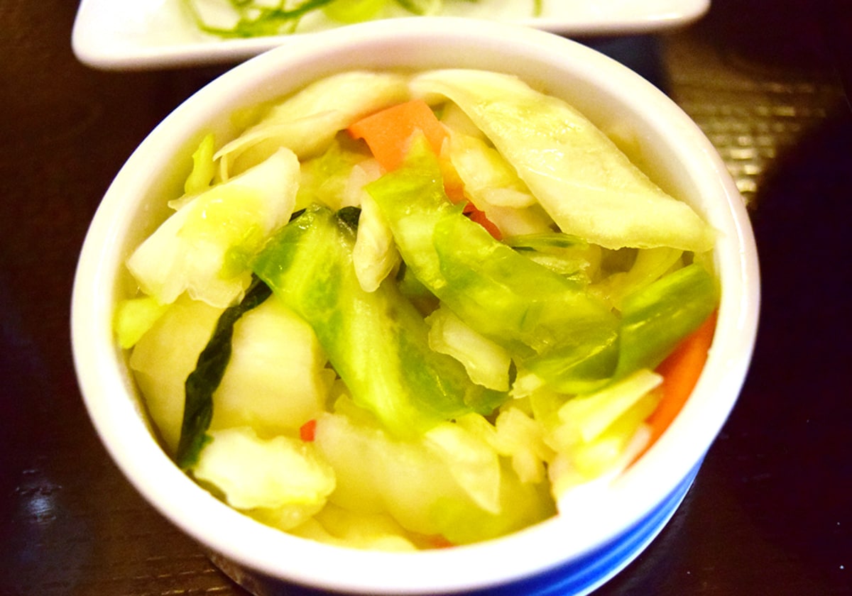 おしんこは塩気が少々で、野菜のおいしさを感じるやさしい味わい。