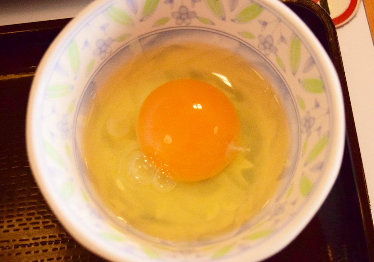 たまごの殻をわると、生卵が出てきます。