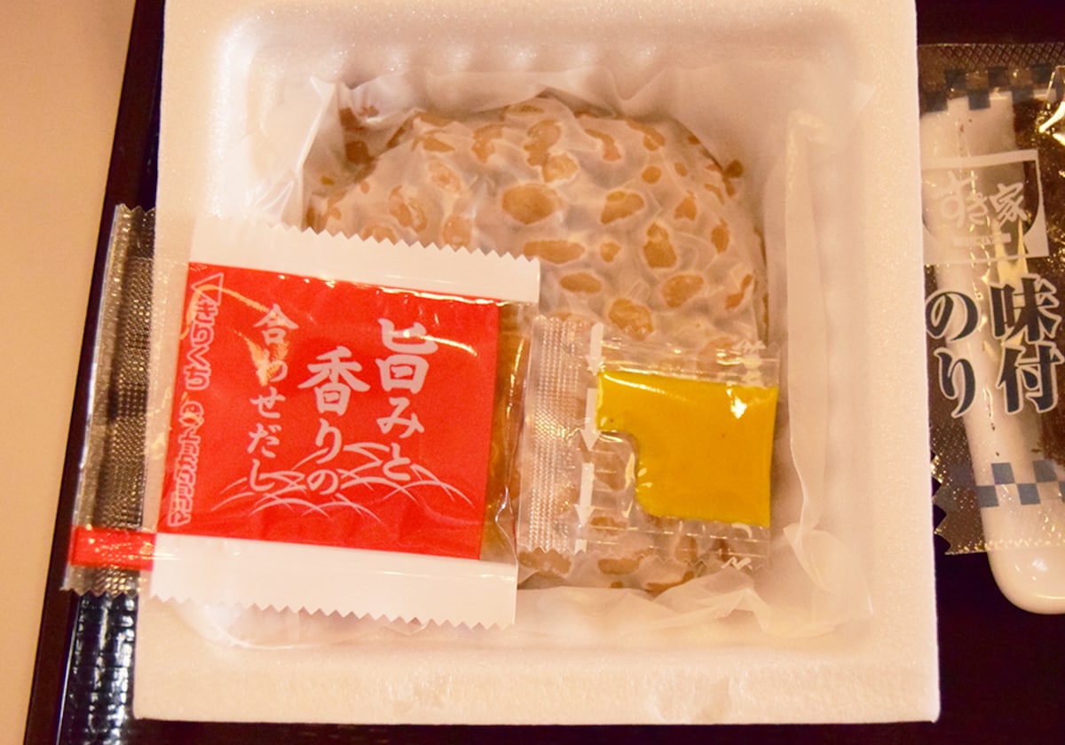 納豆は旨味と香りの合わせだしとからしが付いています。