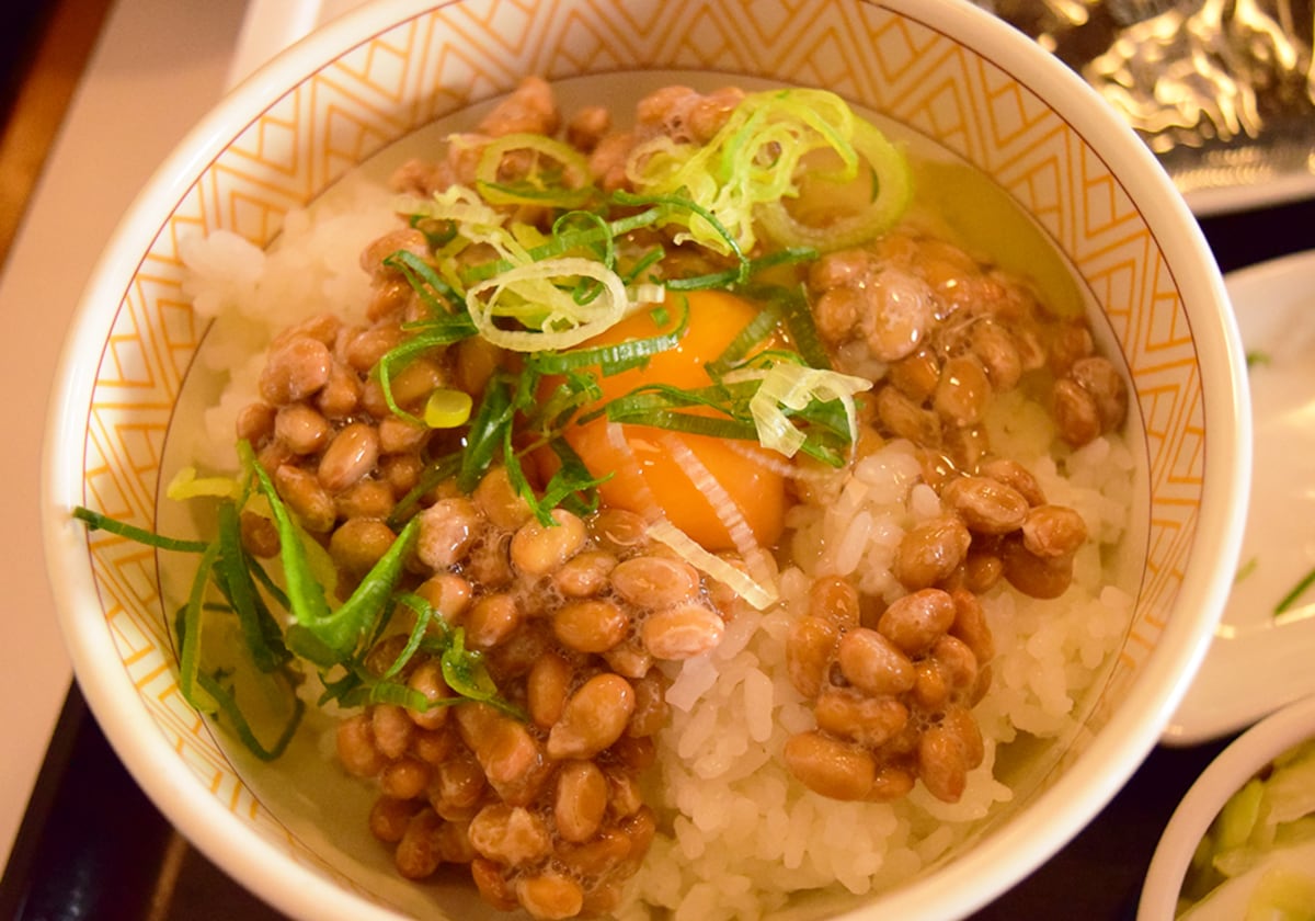 たまごと納豆、ねぎをごはんの上にかけて食べます。