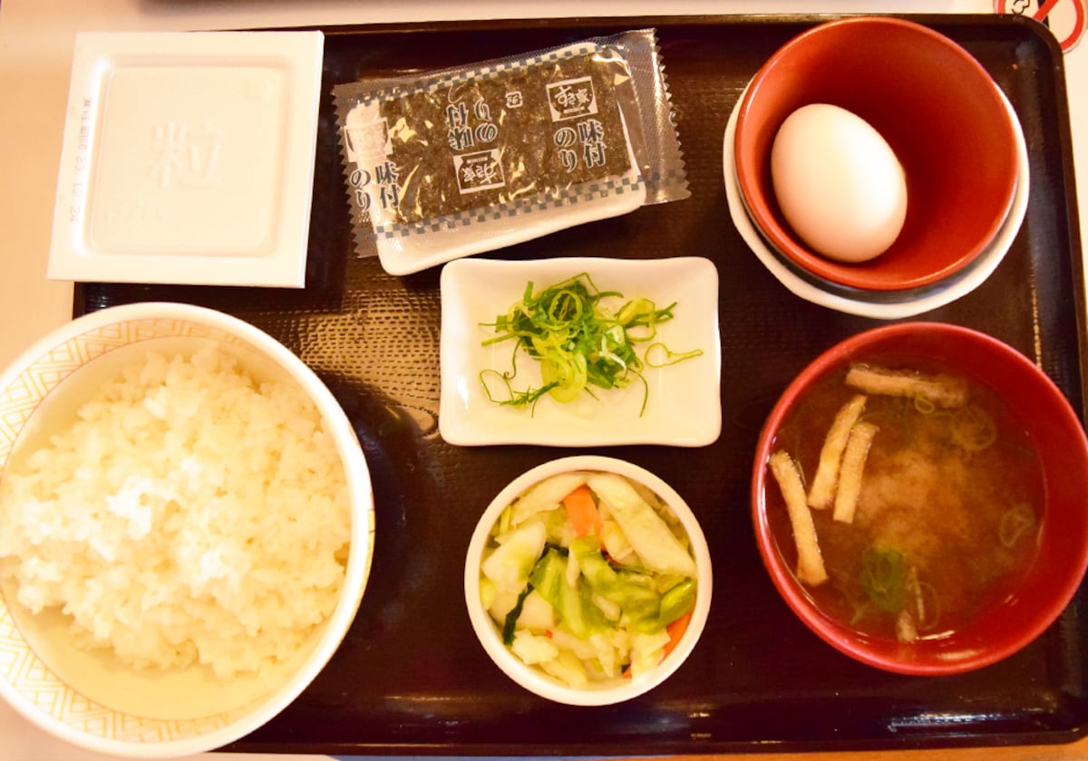 納豆・ねぎ・のり・ごはん・たまご・みそ汁・おしんこが付いてきます