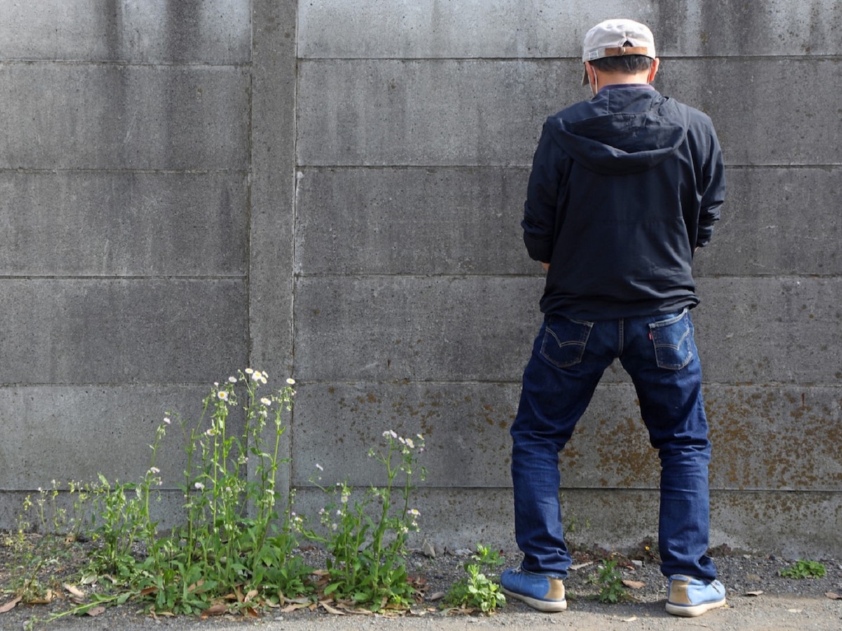 見ず知らずの人が自宅の玄関前で「立ちション」をしていたら…… ※画像はイメージ
