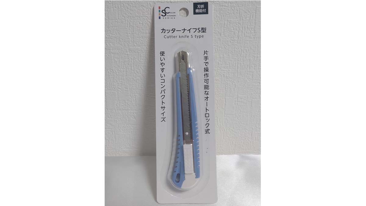 セリアの「カラーステーショナリー カッターナイフS型」