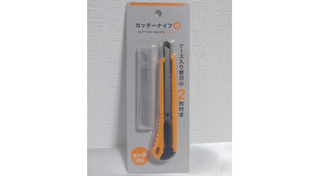 セリアの「カッターナイフ 小 替刃2枚付」