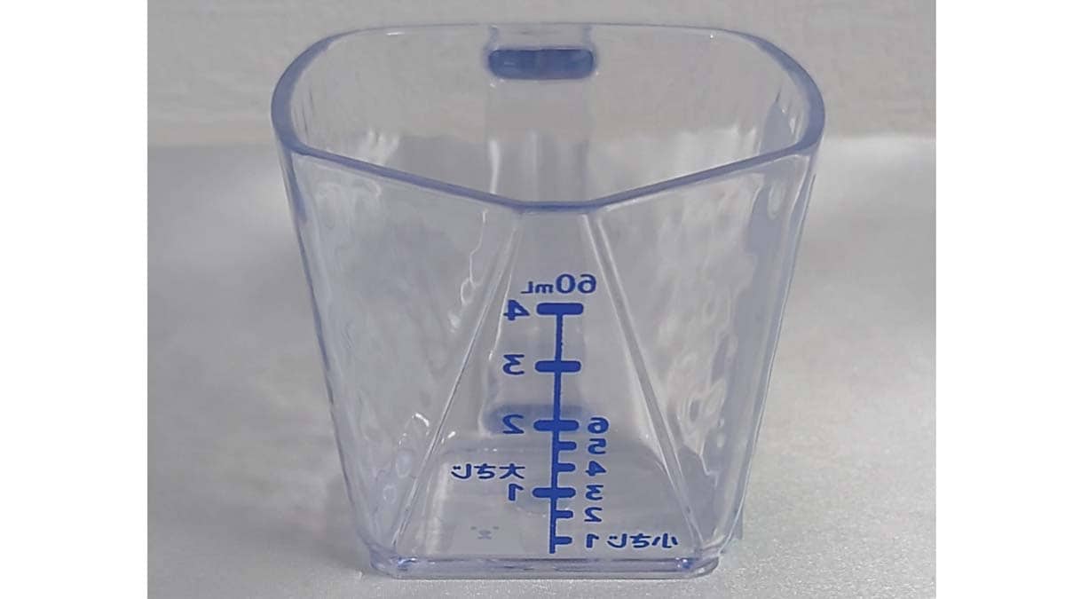 セリアの「上から量れる計量カップ ミニ くま」の目盛りは見やすい