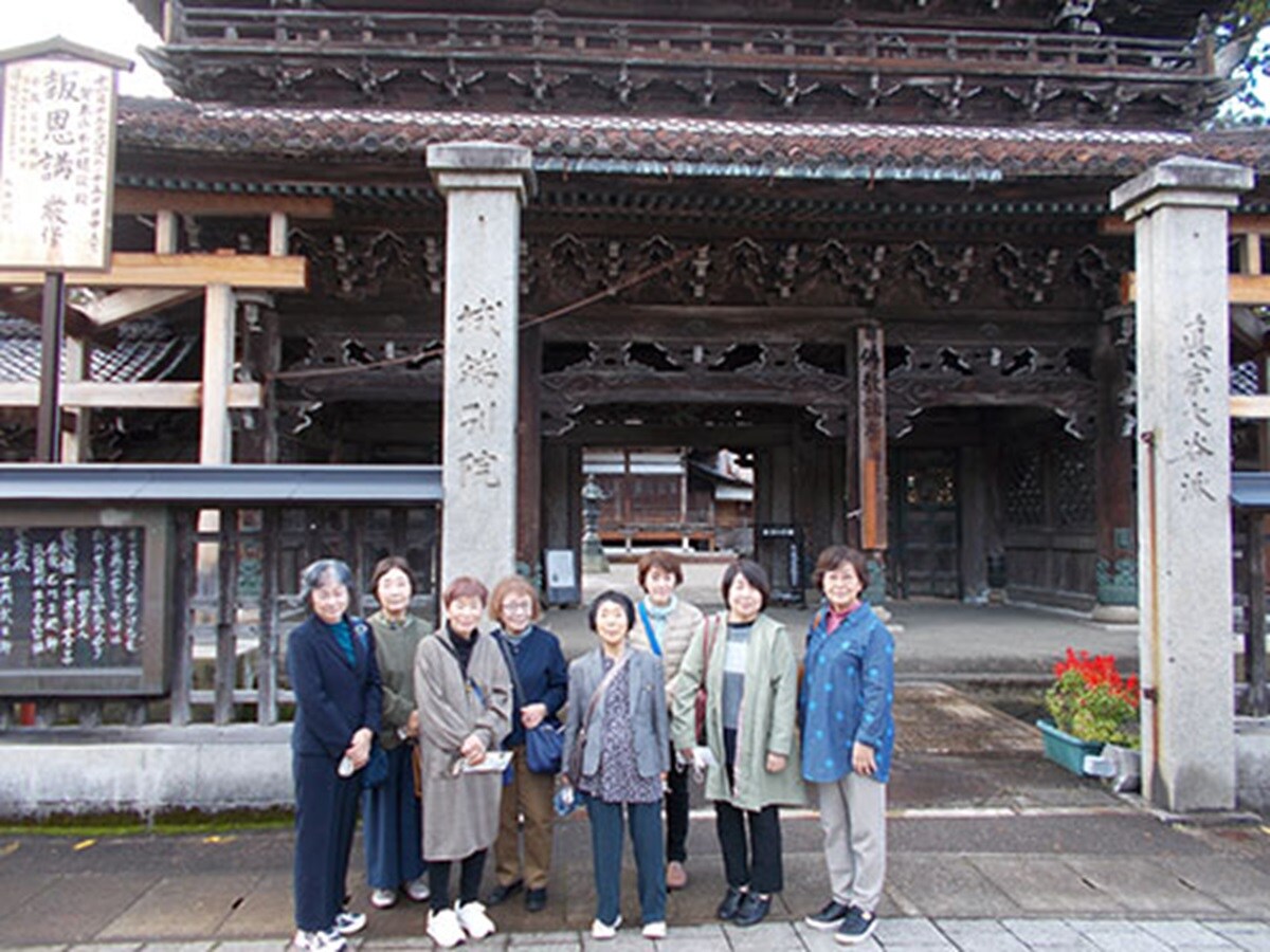 女性部会「ひまわり」の研修旅行の様子　富山シルバー人材センターホームページより