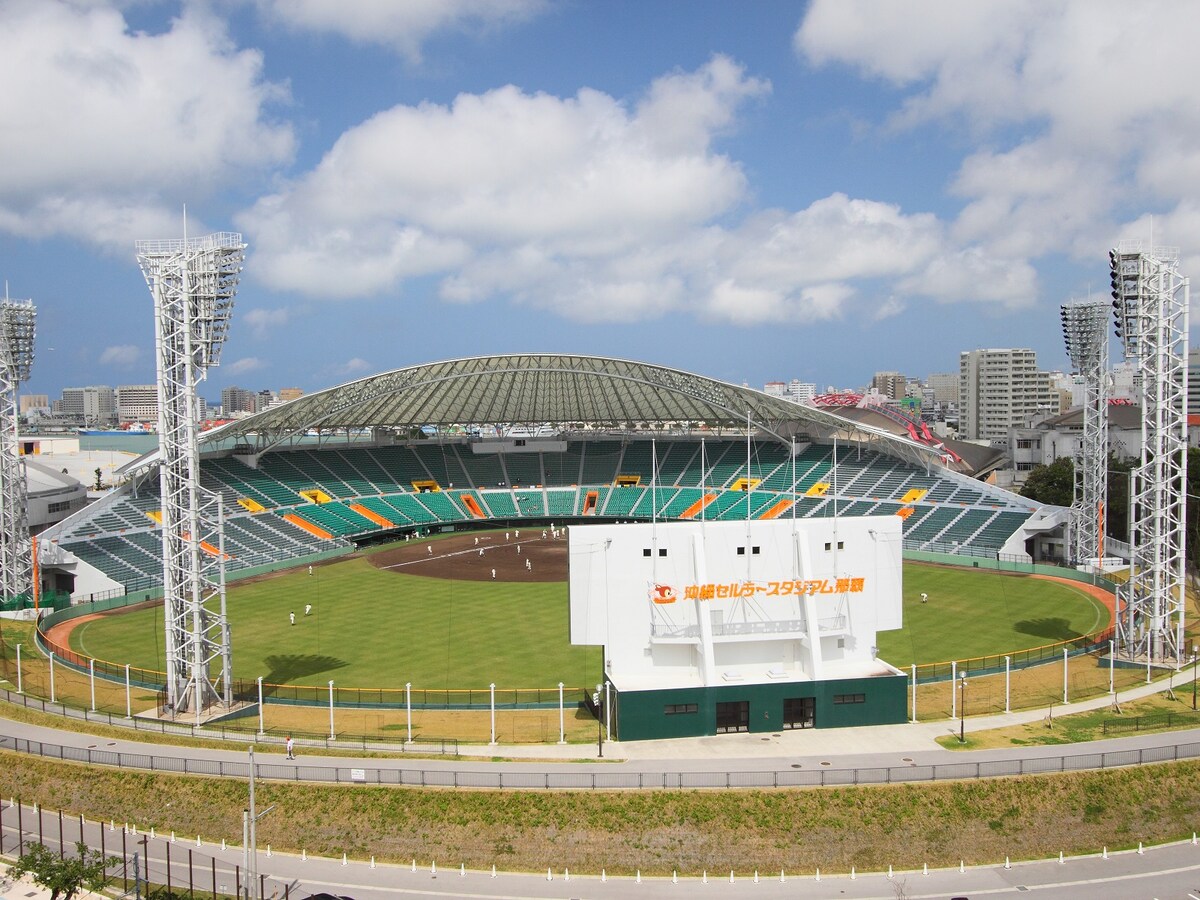 2023年に開催された、第105回全国高等学校野球選手権記念沖縄大会の会場にもなった「沖縄セルラースタジアム那覇」 （C）OCVB