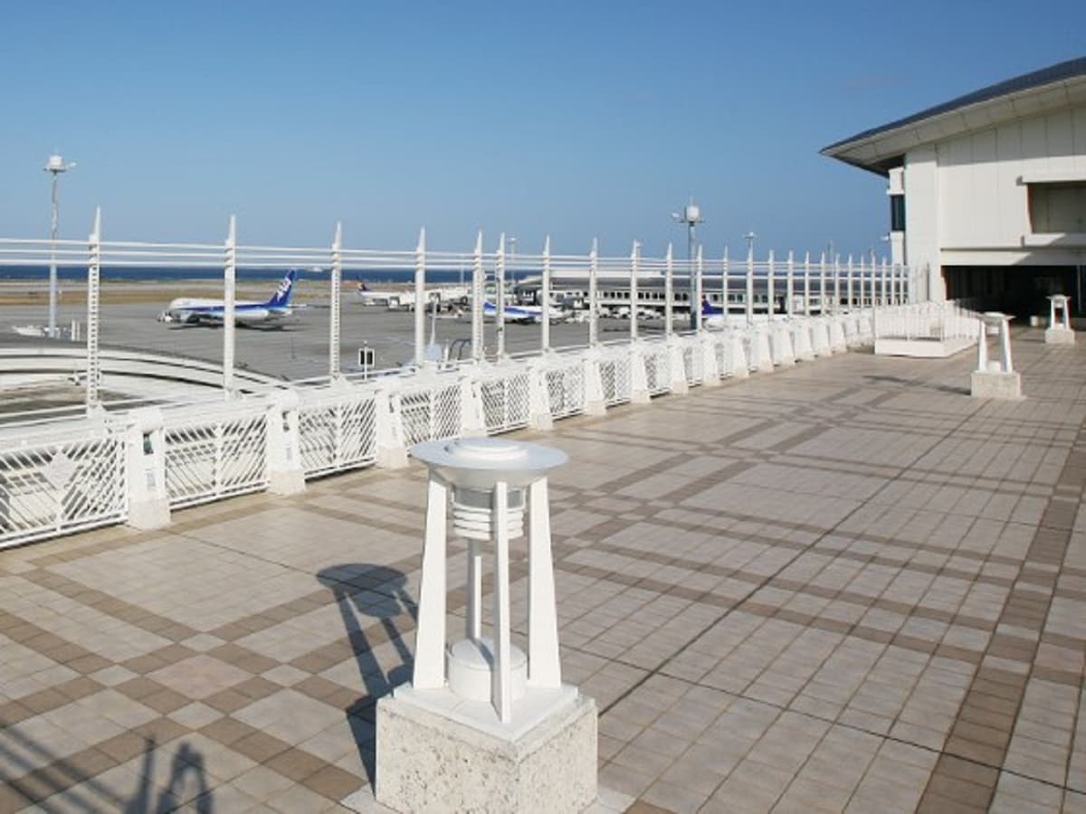 3階フロアにある「見学者デッキ」から見る沖縄の海は絶景です。写真掲載元:那覇空港旅客ターミナルビル公式HP