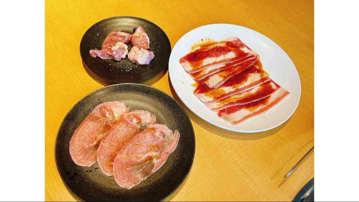 焼肉きんぐでは肉の種類ごとにお皿に盛ってくれます！