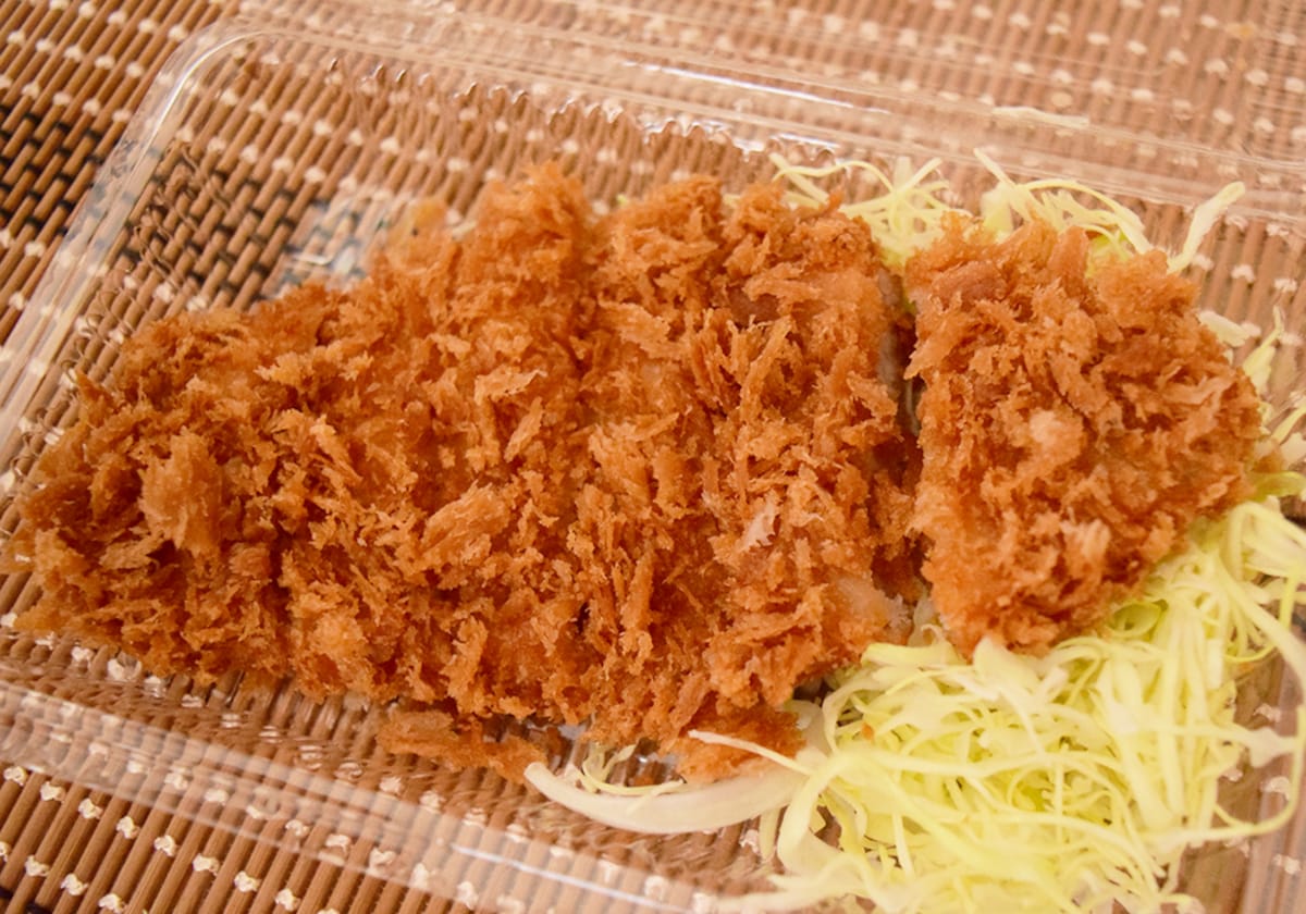 テイクアウトしてもロースカツは衣がツンツンと立っていて、サクサクした食感が楽しめます。